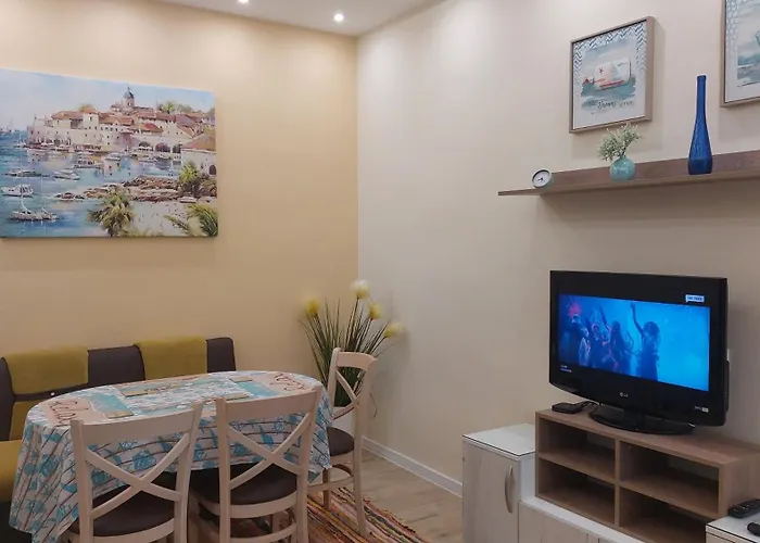 Апартамент Pink & Blue - 2Bdr With Balcony - Wi-Fi