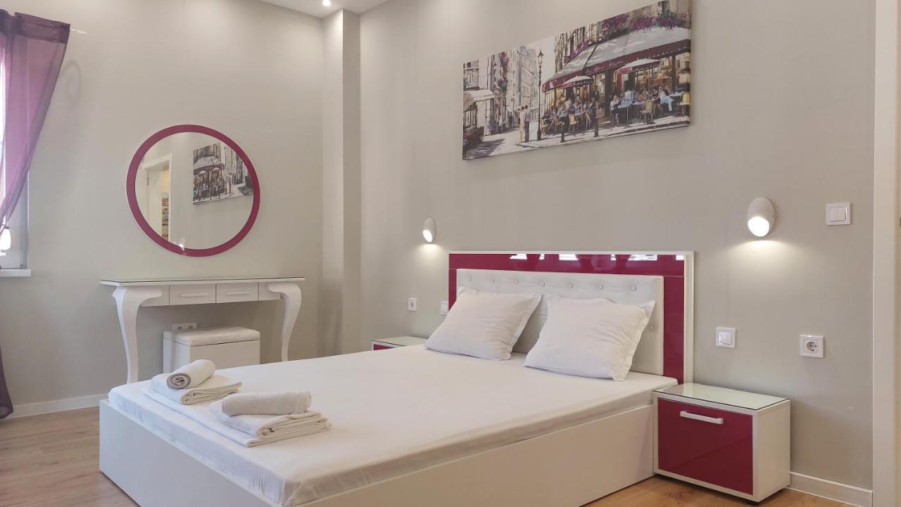 Pink & Blue - 2bdr With Balcony - Wi-fi *
